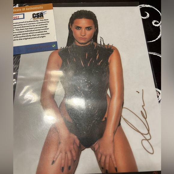 Demi lovato signed with COA ✍🏼 - Picture 2 of 2